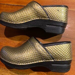 Dansko XP gold‎ snakeskin pattern slip on clogs size 36